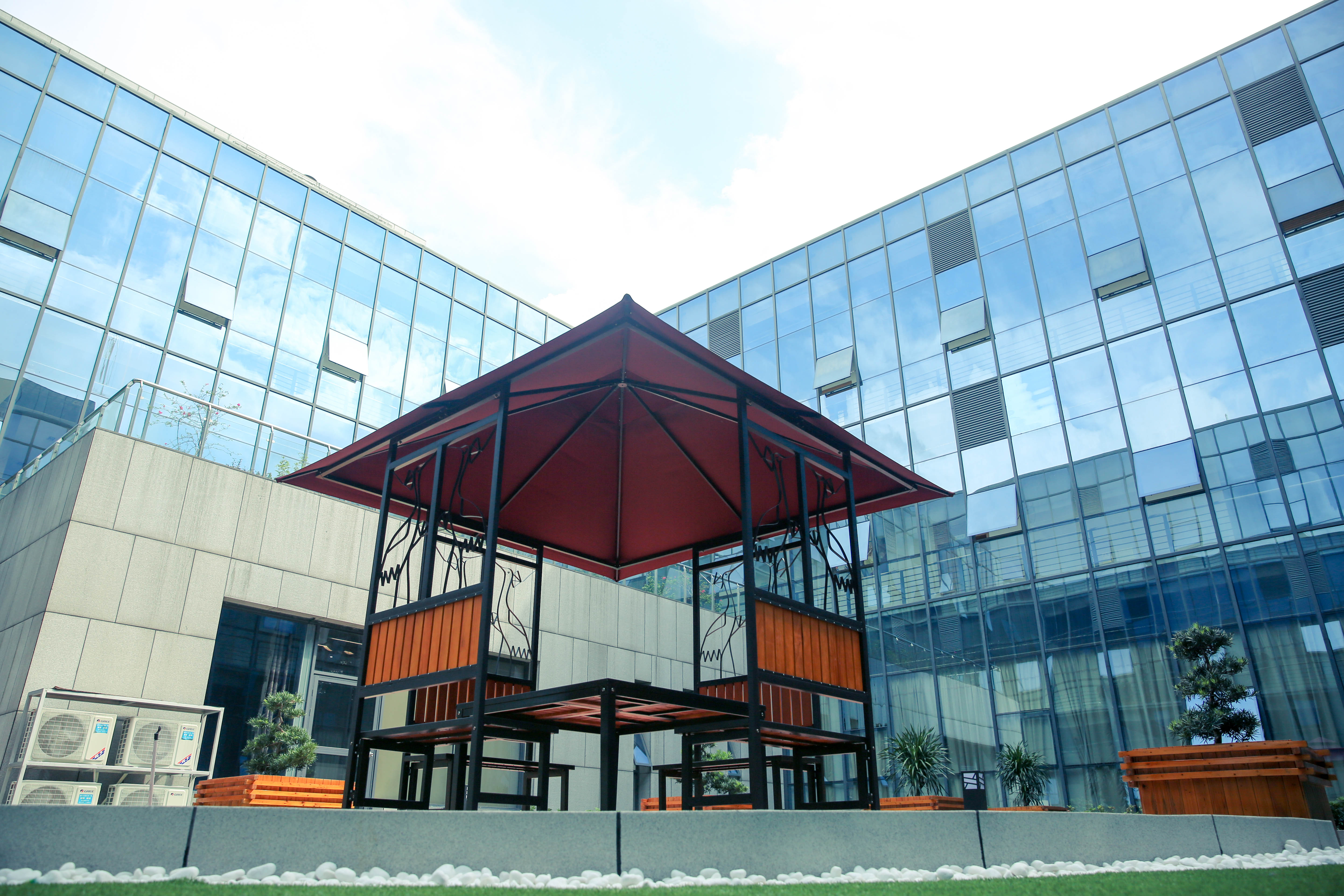 1660640071654328.jpg 企業(yè)形象照.jpg